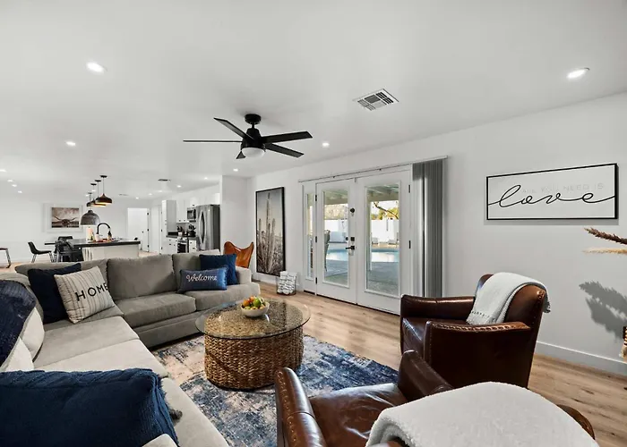 Modern Old Town Oasis - Pool & Outdoor Kitchen Holiday home