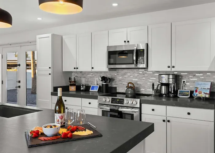 Modern Old Town Oasis - Pool & Outdoor Kitchen Holiday home *