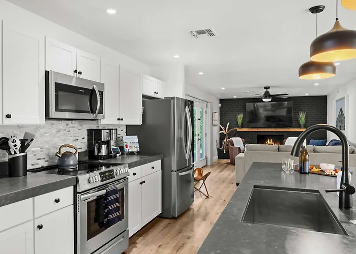 Modern Old Town Oasis - Pool & Outdoor Kitchen Holiday home